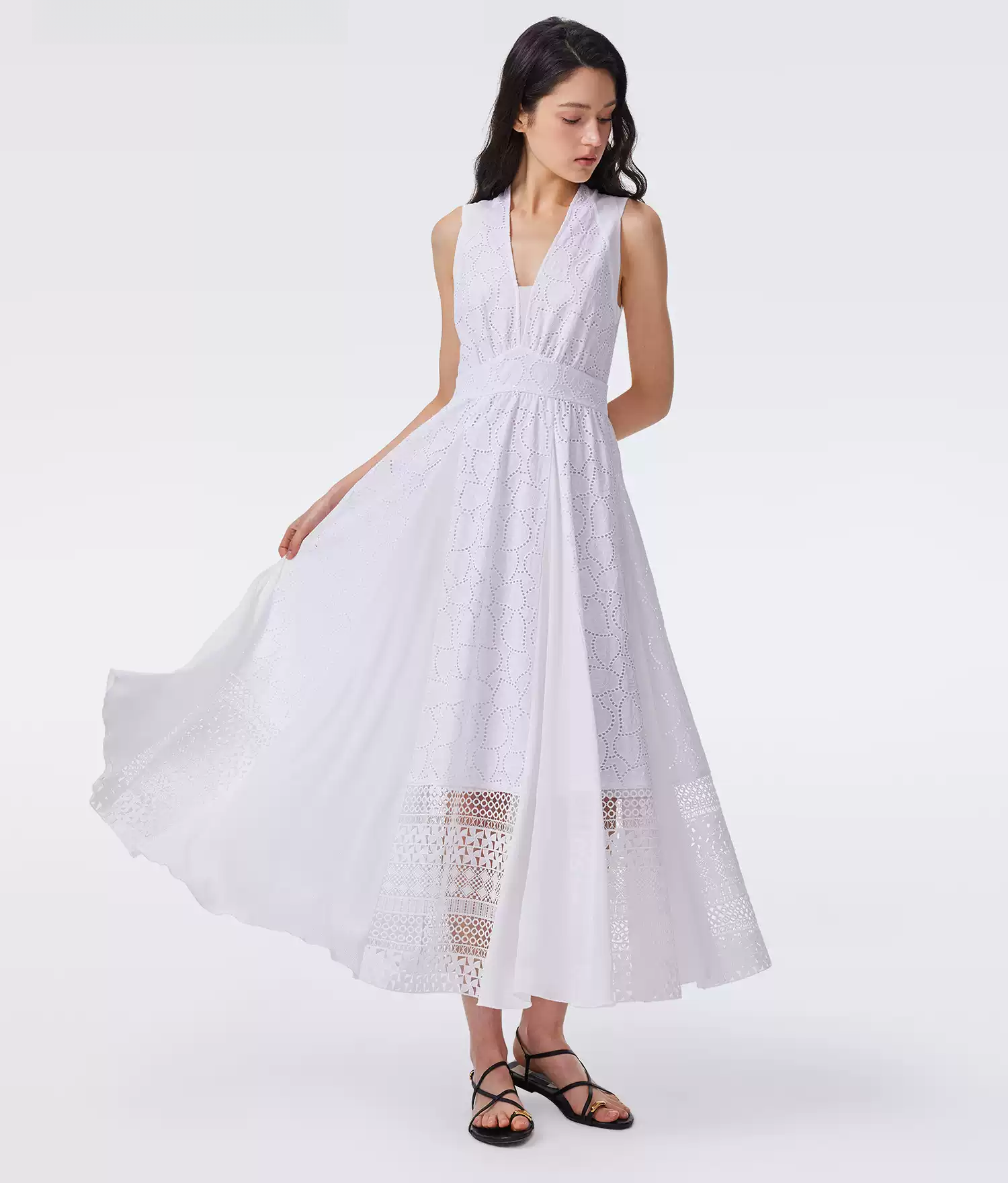 Discover the DVF Fall 2026 sleeveless cotton dress, featuring intricate embroidery, lace panels, a V-neckline and a flattering A-line silhouette. Available in purple. - photo 1