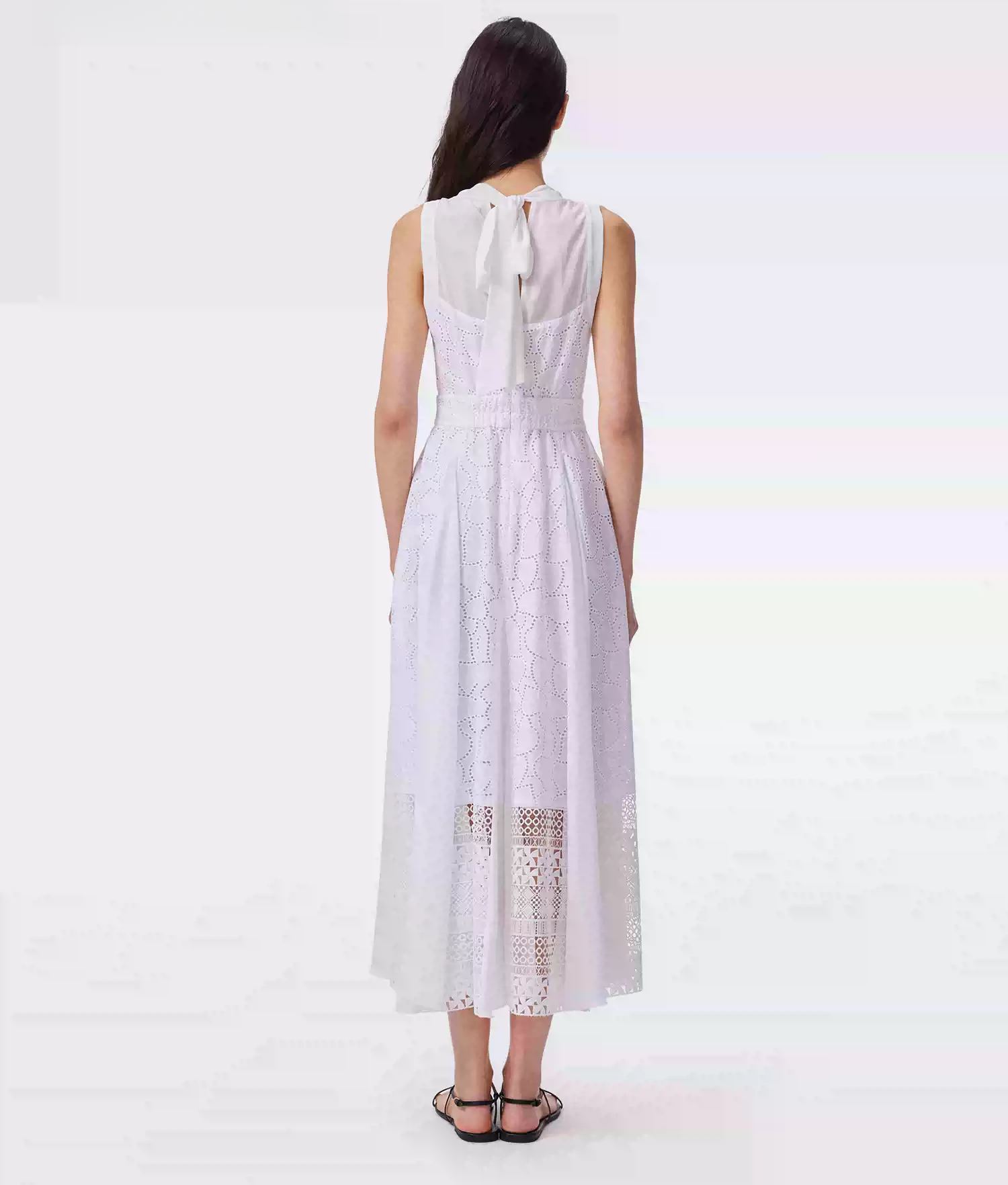 Discover the DVF Fall 2026 sleeveless cotton dress, featuring intricate embroidery, lace panels, a V-neckline and a flattering A-line silhouette. Available in purple. - photo 2